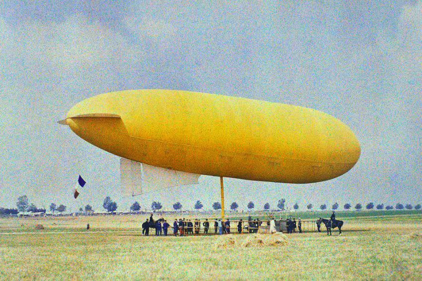 Zodiac III airship in Bétheny, France, 1909.
