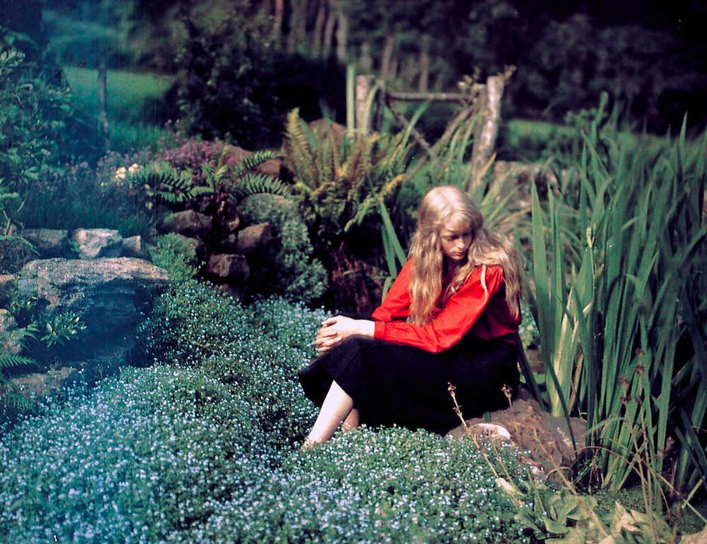 Christina in red, 1913
