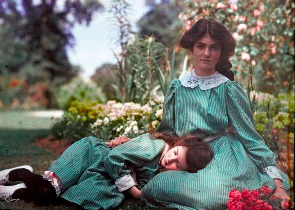 An Autochrome of two sisters, 1908