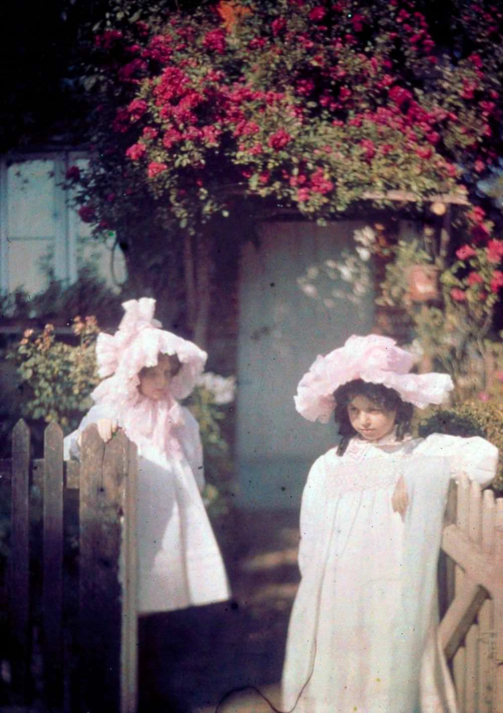 Two girls at the gate, 1915