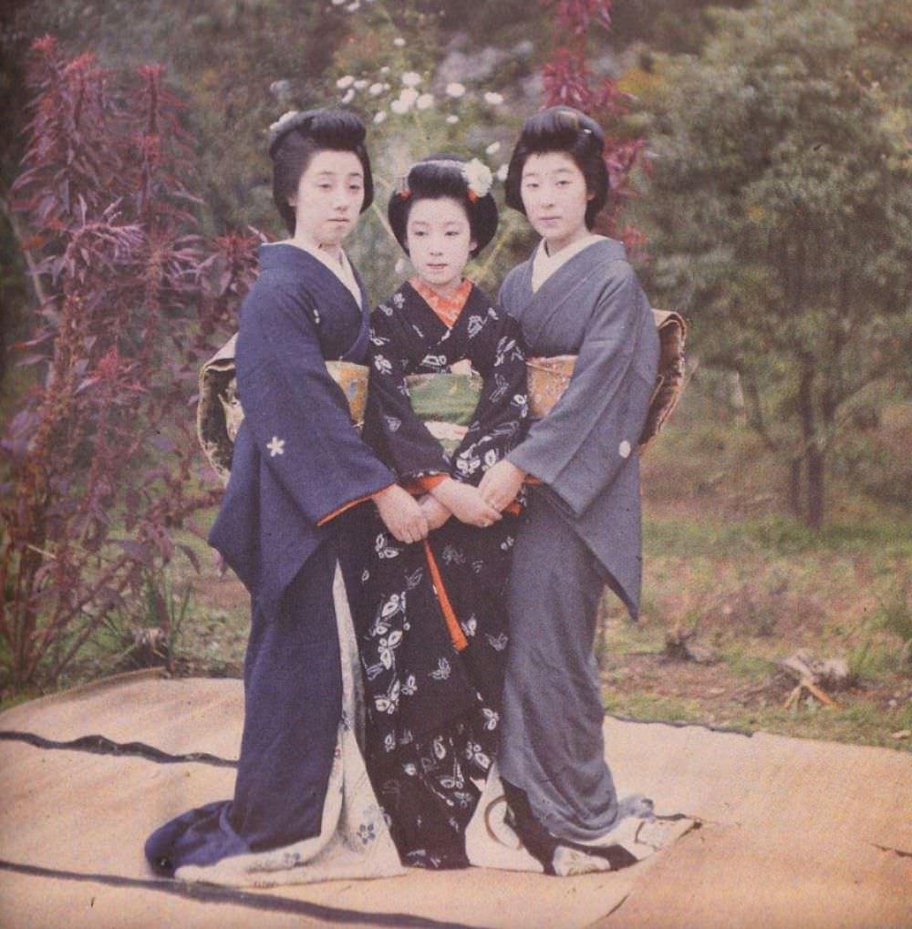 Three women in Japan, Kyoto, 1912