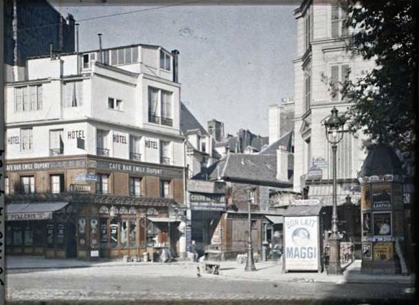 Corner of the Beaumarchais Boulevard and Rue du Pas-de-la-mule by Stéphane Passet