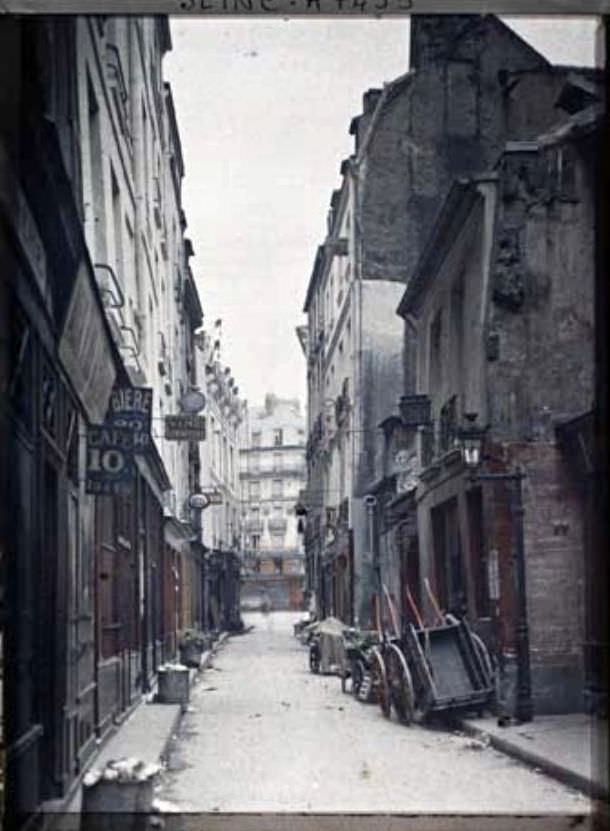 Bièvre Street by Stéphane Passet