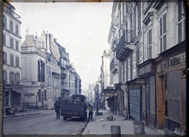 Rue des Martyrs towards Notre-Dame-de-Lorette, with left rue de la Tour d'Auvergne by Stéphane Passet