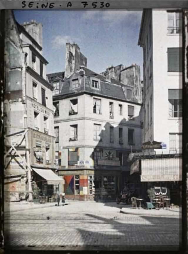 The corner of Saint-Jacques, Galande and Saint-Julien-le-Pauvre by Stéphane Passet