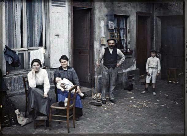 Family, rue du Pot de Fer by Stéphane Passet