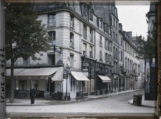 The angle of the Rue du Bac and the Boulevard St-Germain by Stéphane Passet