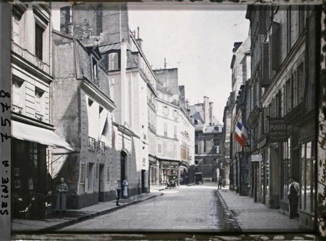 The Rue de Seine, at the number 12 by Stéphane Passet