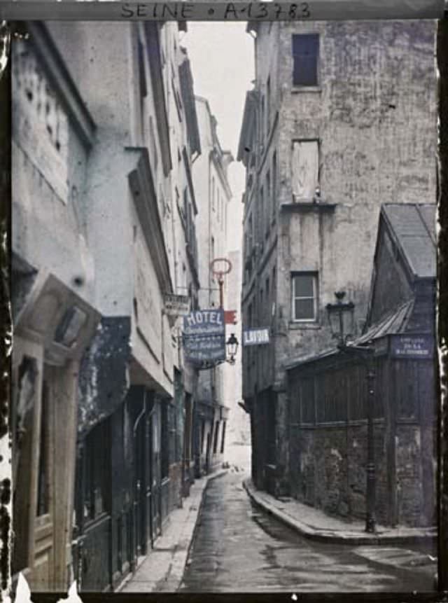 Paris (fourth arr.) by Georges Chevalier