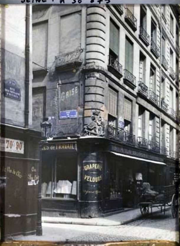 Old sign at the corner of Nonnains-d'Hyères street and the Hotel de Ville.