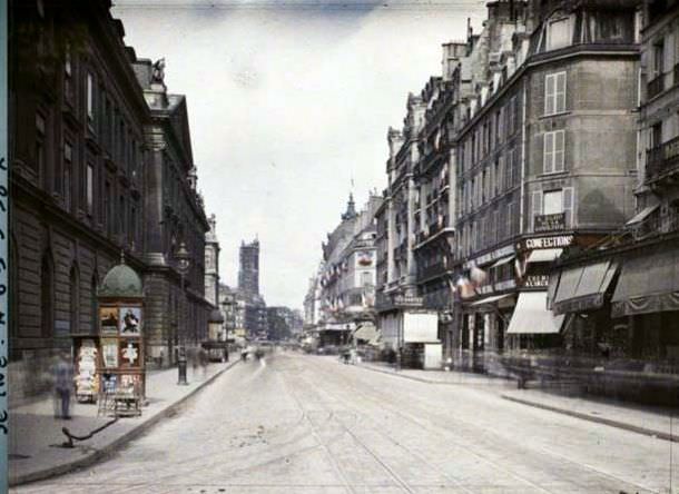 Rue de Rivoli along the town hall.