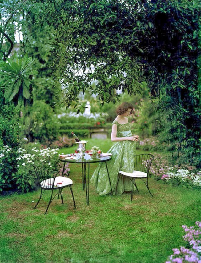 Beyond the Pose: The Art of the Fashion Photoshoot in 1950s Vogue and Harper's Bazaar
