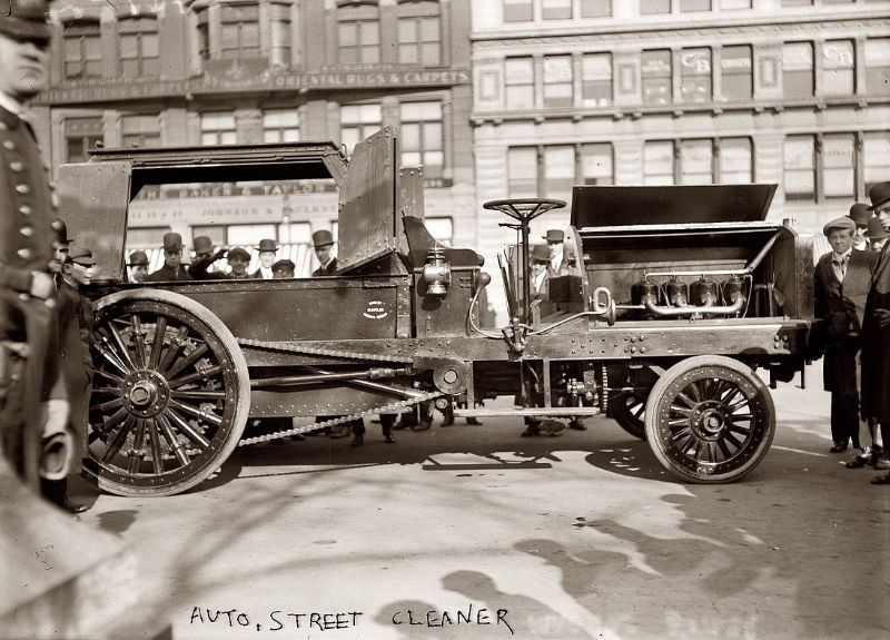 Auto street cleaner, New York, 1913.