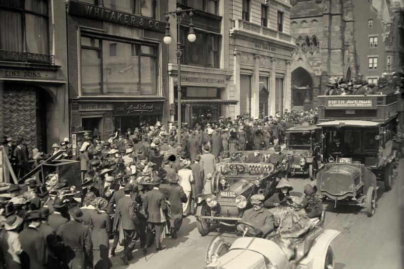 Fifth Avenue, New York, 1913.