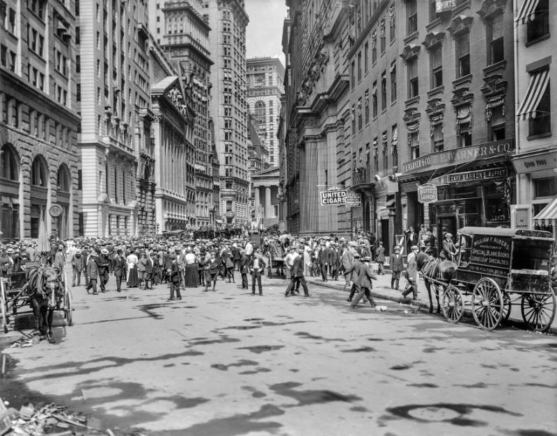 The Curb Market, Broad Street, New York, 1910s.