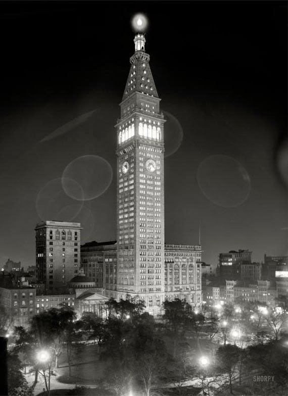 Metropolitan Life Building at night.