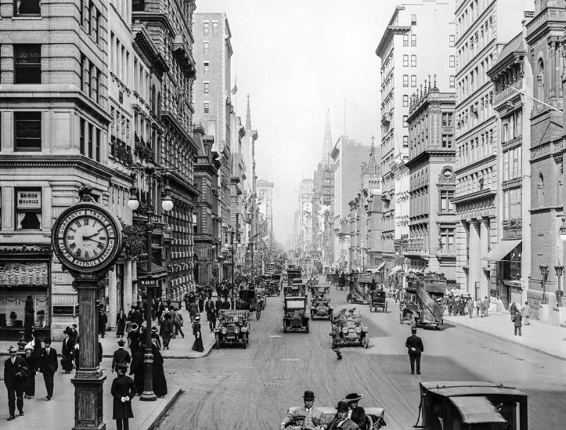 Fifth Avenue at West 43rd Street, New York, 1911.