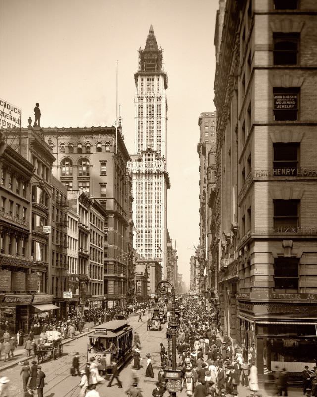 Broadway, looking north from Cortlandt Street and Maiden Lane, New York, 1912.