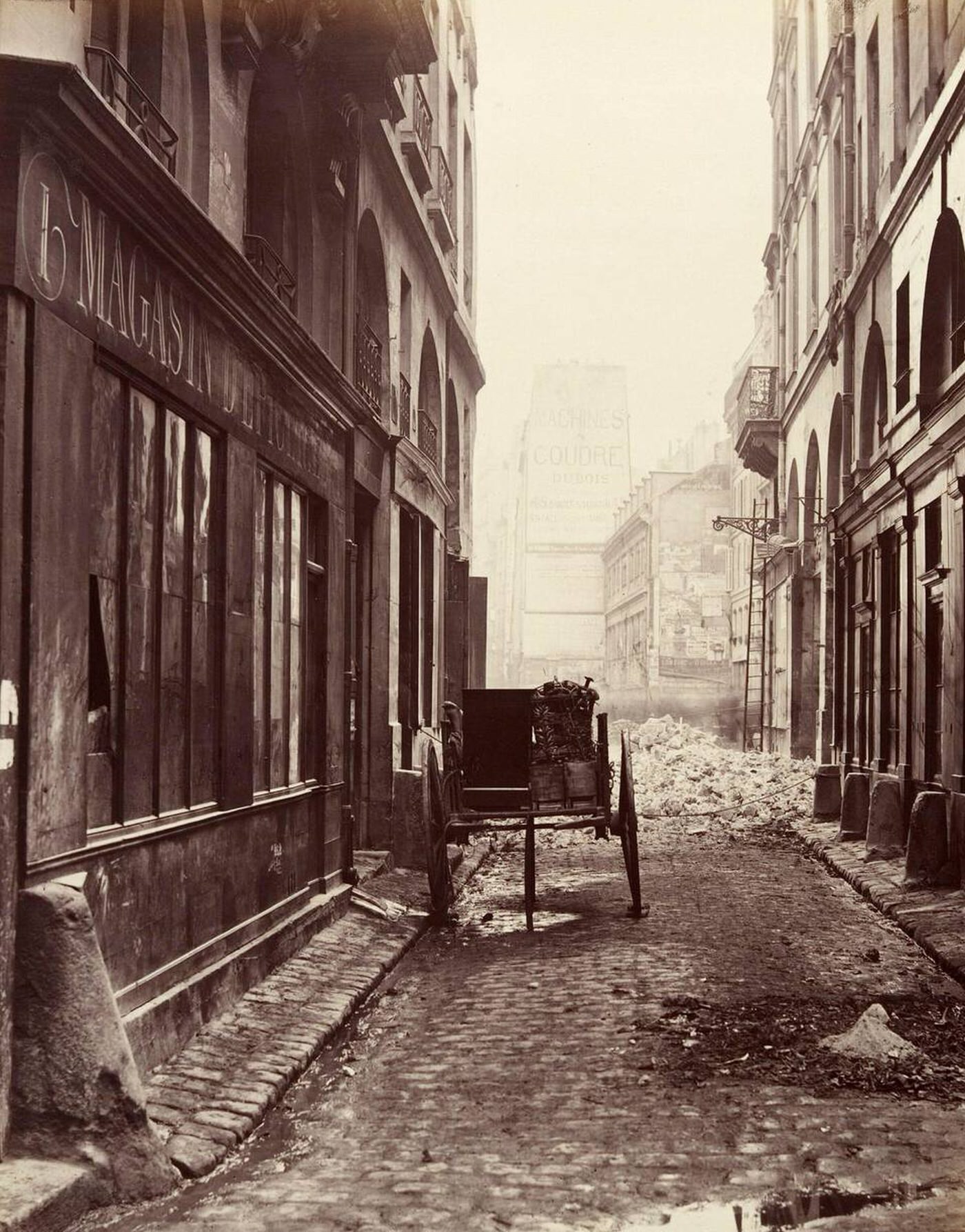 Rue Estienne, de la rue Boucher, 1862–65; the buildings in the photograph were replaced by the Rue du Pont-Neuf.