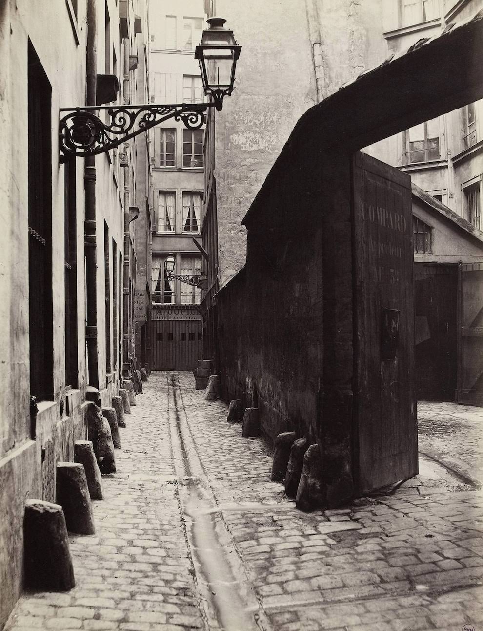 Impasse de la Bouteille from the rue Montorgueil, 1865–68.