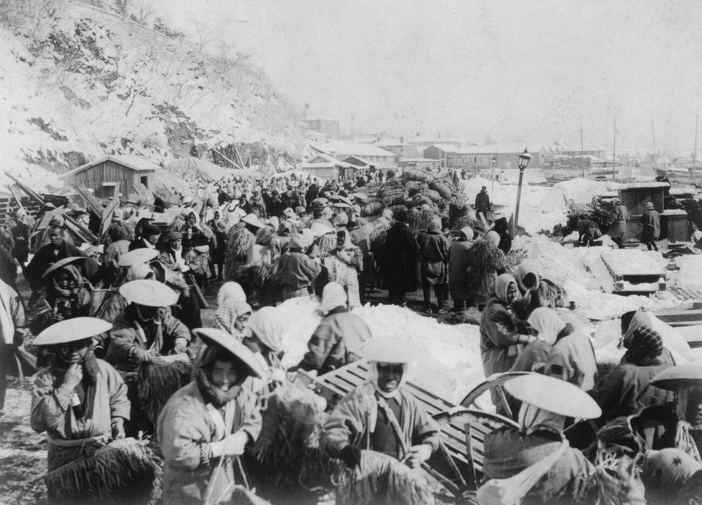 Japanese and Korean coolies removing supplies from wharf of Chemulpo, Korea during the Russo Japanese War, 1904.