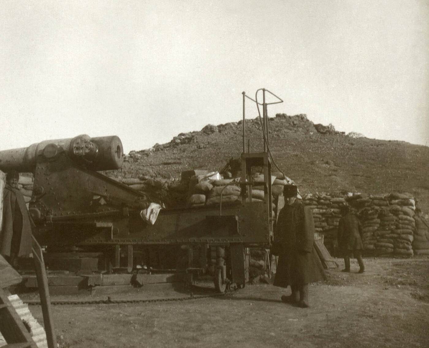 A Russian cannon defending the attacked fortress during the great siege of Port Arthur, China, 1905.