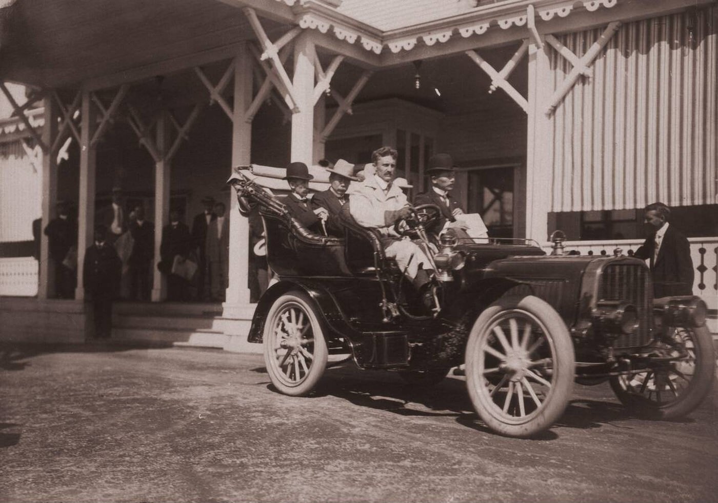 Komura and Takahira leaving Wentworth Hotel for a peace conference, 1905.