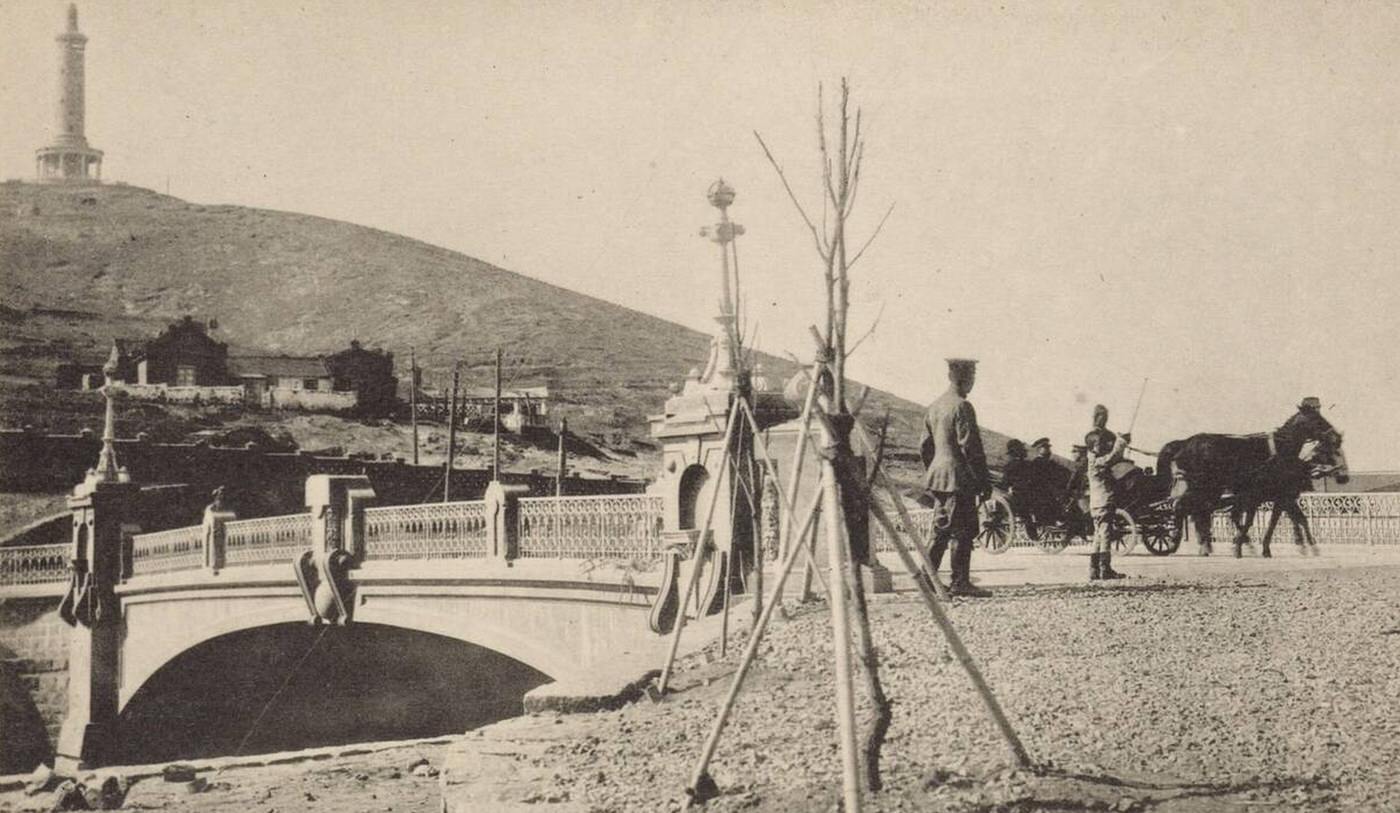 Toyo Bridge and Baiyu Tower, a memorial built by the Japanese to commemorate the casualties of the Russo-Japanese War in Port Arthur, present-day Lushunkou District, Dalian, Liaoning, China, 1912.