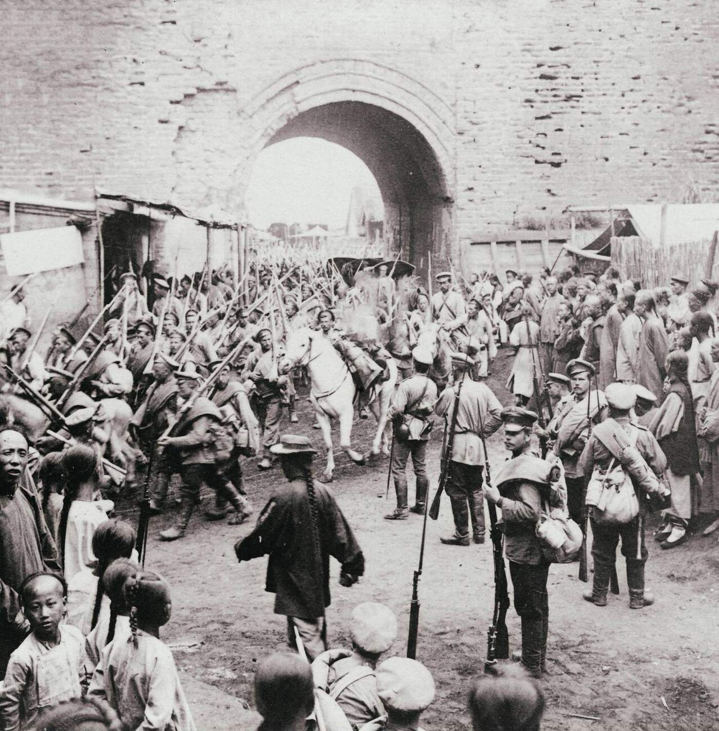 Soldiers of the Russian empire passing through the gates of Mukden, Manchuria, 1905.
