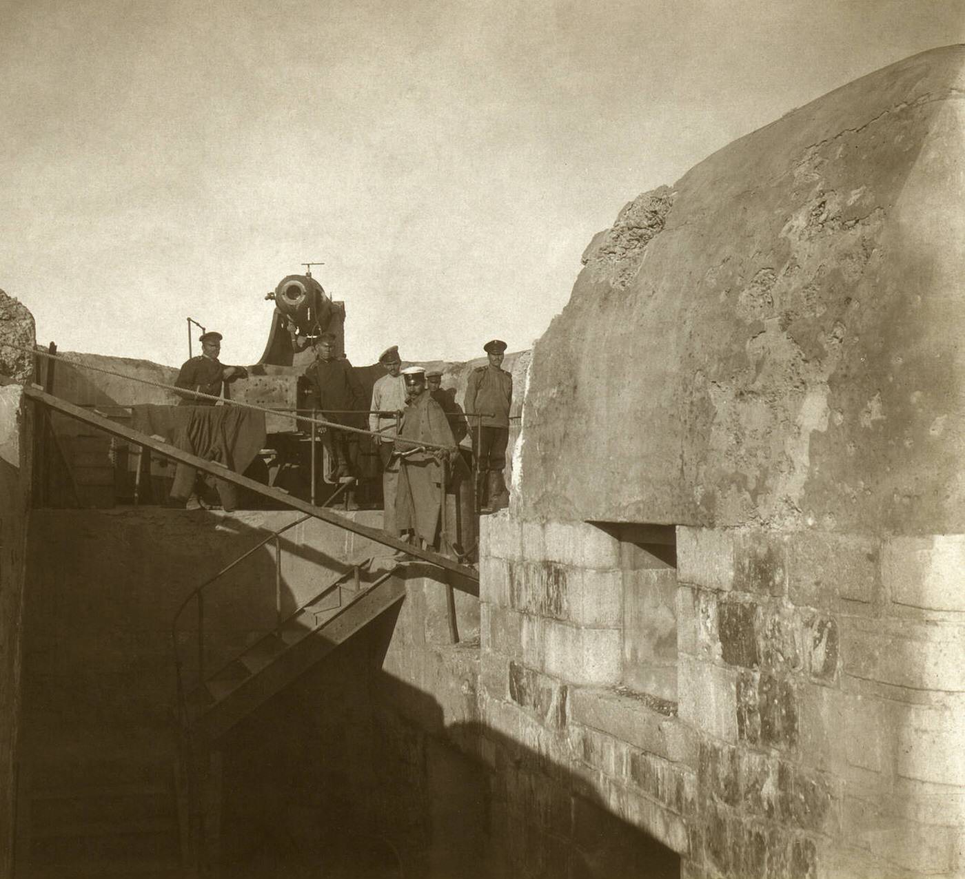 Artillerymen in a Russian fort during the siege of Port Arthur, China, 1905.
