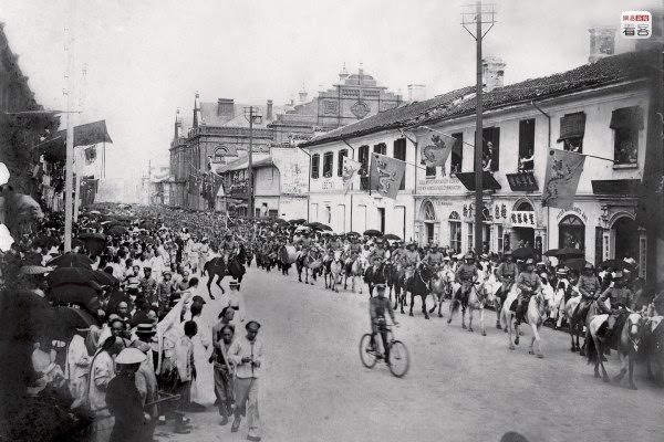 The development of “Modern Shanghai” started at the beginning of the 20th century. Municipal government and public facilities brought by international settlements; telegrams, telephones, and movies, balls, and other Western lifestyles brought by technological development; these factors collectively created a unique city: Shanghai. Photo is of 1902, of the Shanghai Volunteer Corps proceeding along Nanjing Road, participating in a parade. The Shanghai Volunteer Corps were established in 1853, with the purpose of protecting foreigners against the chaos of war.