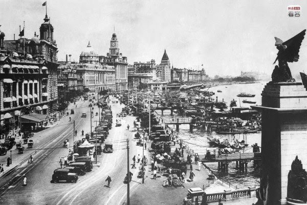 Relying on its unique political system and advantageous geography, Shanghai, after being opened up as a port, gradually became the most prosperous center of trade in the Far East, regarded as a “paradise for adventurers”, with the people who came all expressing an attitude of “doing business big, or not doing it at all”. Photo is of Shanghai’s riverbank pedestrian street around the 1930s in the 20th century.