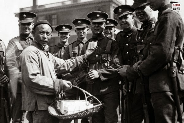 1927 March 29, the Nationalist government set up the Shanghai Special City (new municipality) outside the foreign concessions, greatly helping Shanghai’s development. Photo is of 1927, a peddler selling cigarettes to foreign soldiers.