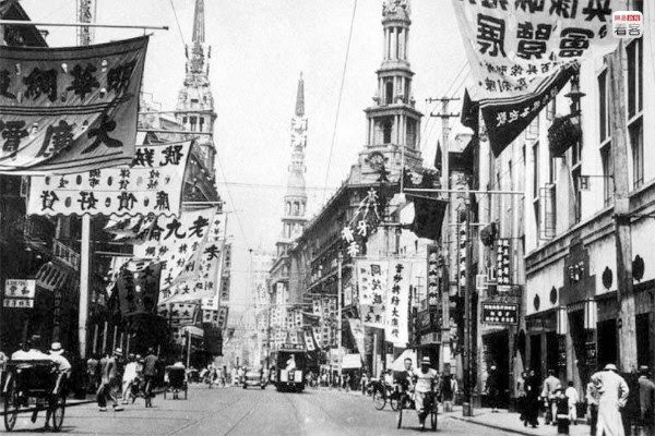 Photo is of Nanjing Road in the ’30s of the 20th century, both sides of the street covered with signs.