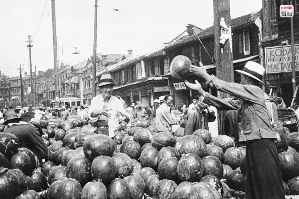 1930s of the 20th century, Shanghai became China’s number one metropolis. With the exception of Shanghai, the majority of China still hovered on the brink of destruction founded on a natural economy. Photo is of 1936 September 19, of Chinese laborers on the docks unloading watermelons to be sold.