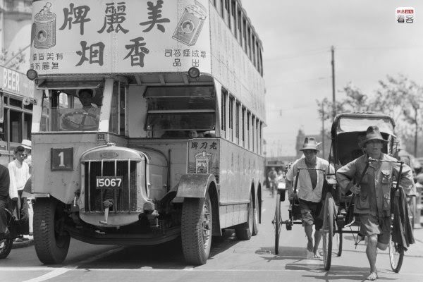 In the 1930s and 1940s of the 20th century, Shanghai’s advertising and media industry had already developed to a very high level, yet another piece of evidence of Shanghai’s flourishing commercial trade at the time. Photo is of the Shanghai Bund in 1935, where public buses were “invaded and taken over” by all types of advertisements.
