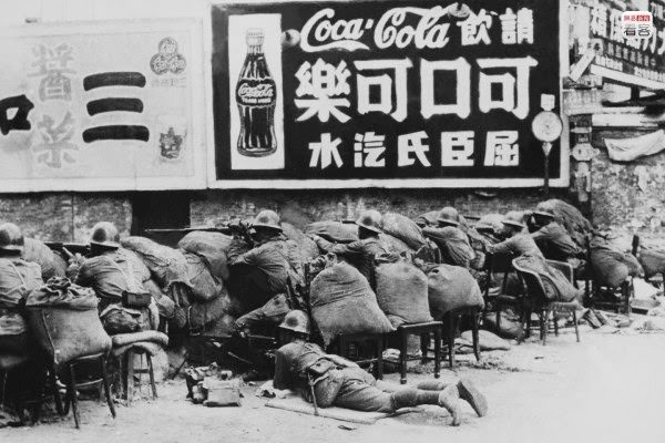 During the War of Resistance, Shanghai became Japanese occupied territory. During this time, Shanghai became a city where visas were not needed to enter, called the “Casablanca” of the East, with slight economic development. However, good things don’t last forever, and with the German request to get rid of Jews, Japan began to implement strict controls in Shanghai. Photo is of Shanghai during the War of Resistance.