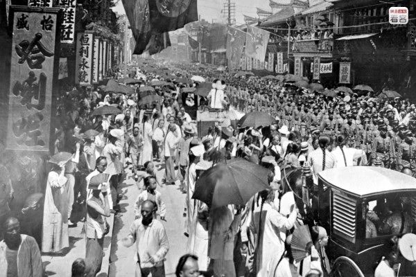 Photo is of 1906, Shanghai’s business street. At the time, Shanghai had already become the most bustling city in China’s East and even the entire country, with flourishing commerce.