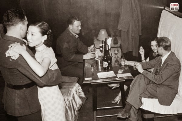 Photo is of not long after the end of the War of Resistance, of a dancing girl and a soldier dancing. There were still many foreign soldiers in the bars. Shanghai became an international city where foreigners could be seen everywhere.