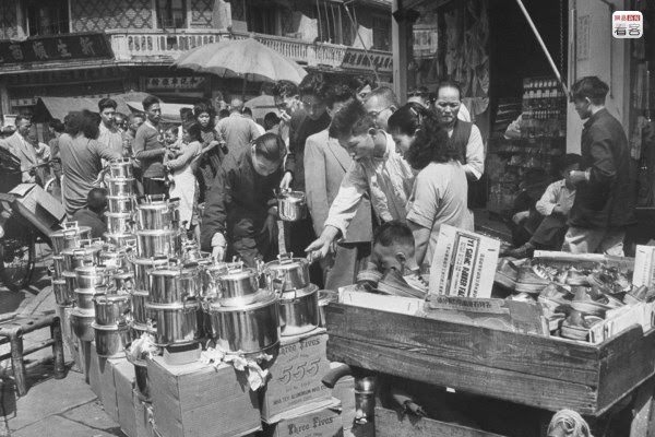 1949 May 1, at the Shanghai market bazaar, vendors selling “555″ branded pots. Soon after on May 14, Shanghai was surrounded and the Kuomingtang too started to retreat.