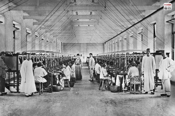 1911 Xinhai Revolution and Shanghai Recovery, during the chaotic state of affairs in the nation, the state of affairs in foreign concessions/international settlements were relatively stable. All the way until 1936, Shanghai’s international settlements were all in a state of high prosperity. Photo is of the Shanghai Jardine Silk Factory between 1910-1912, where the manager and his wife pose for a photograph among the rows of silk reeling machines. This silk factory and the later cotton yarn factory were important parts of Shanghai’s early industrial output, and one of Jardine Matheson‘s earliest industries, exporting silk to various parts of the world.