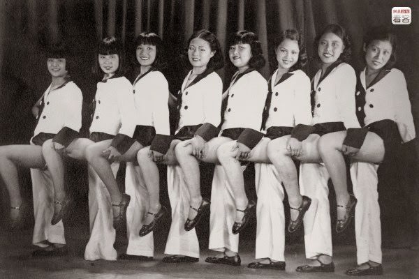 1930, Zhou Xuan (third from left), the star singer known as the “Golden Voice”. She initially performed in the Bright Moonlight Singing and Dancing Troupe and later became a famous movie star, playing the leading role in 43 films.