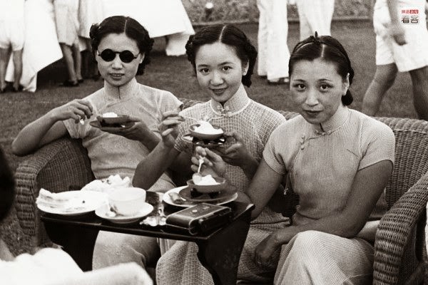 Apart from films, sports competitions and the like had also become a pursuit of high society. They never tired of tennis, horse racing and similar sports. Quite a few foreigners established jockey clubs and such organizations here [in Shanghai]. Photo is of three sisters awaiting the start of a tennis match. .
