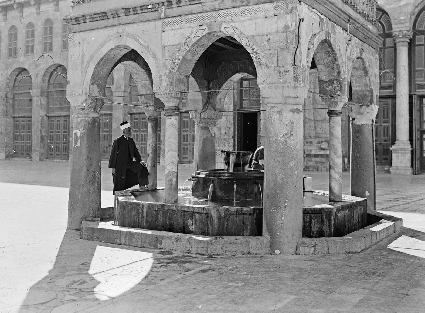 The Ommayad Mosque's courtyard fount in Damascus, 1940s.