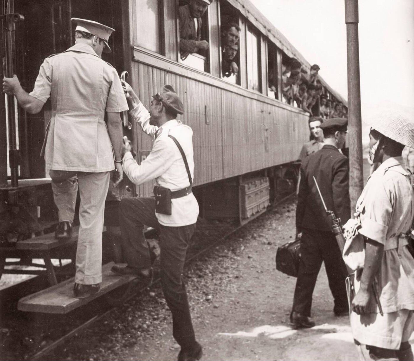 Refugees from Europe on the Taurus Express train in Syria, 1943.