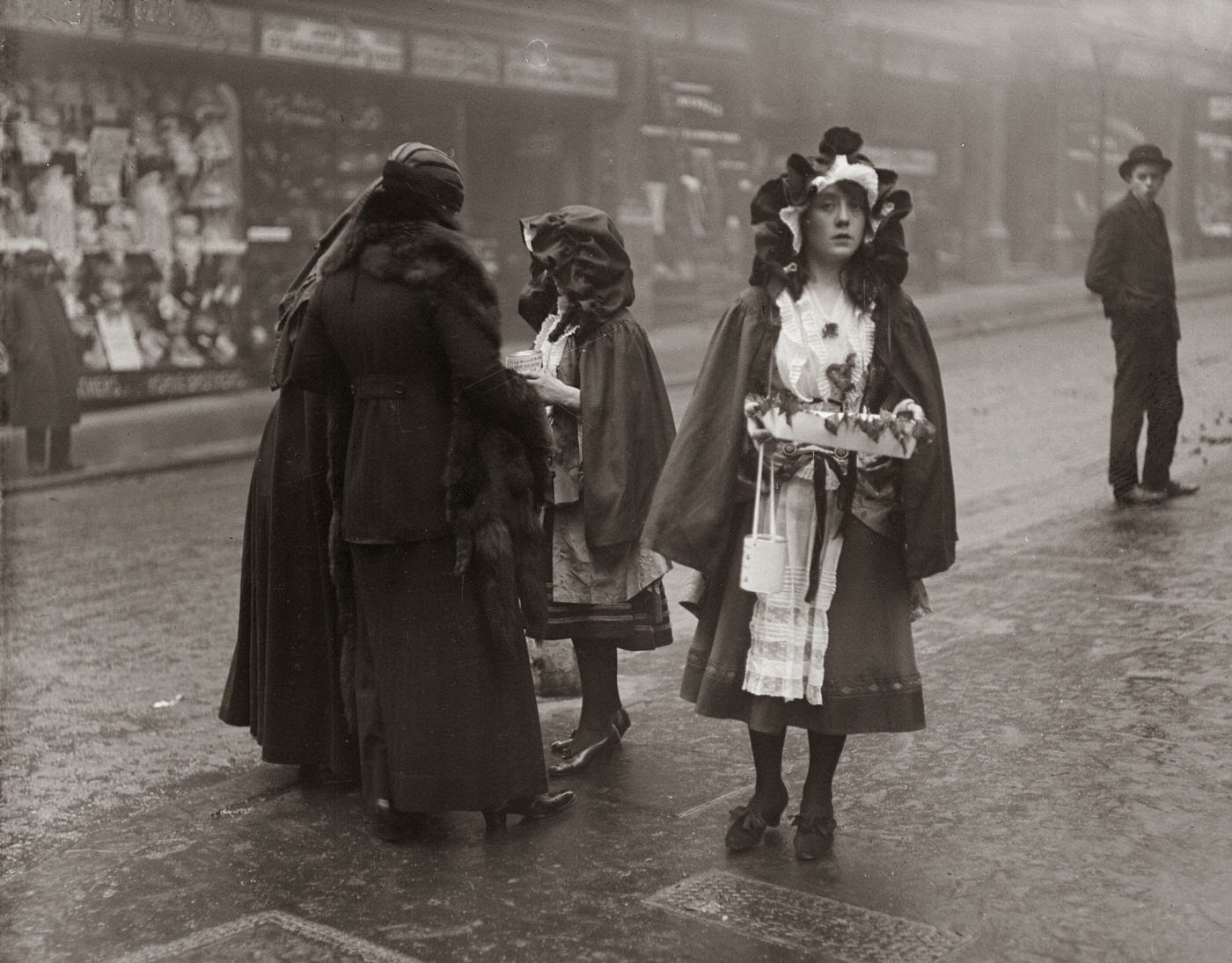 Shamrock sellers, Dublin, 1916.