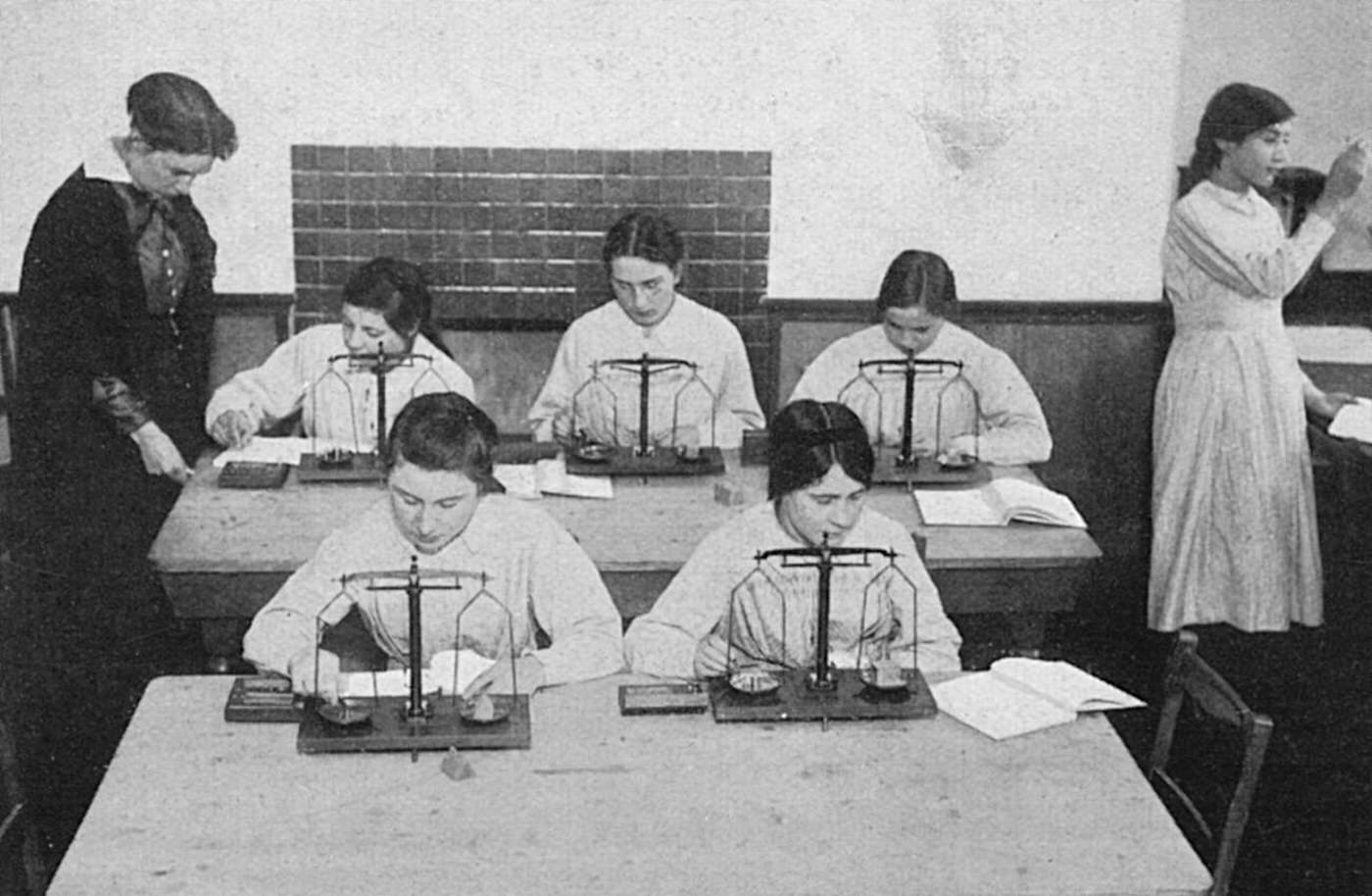 Students at a school for women chemists, WW1.
