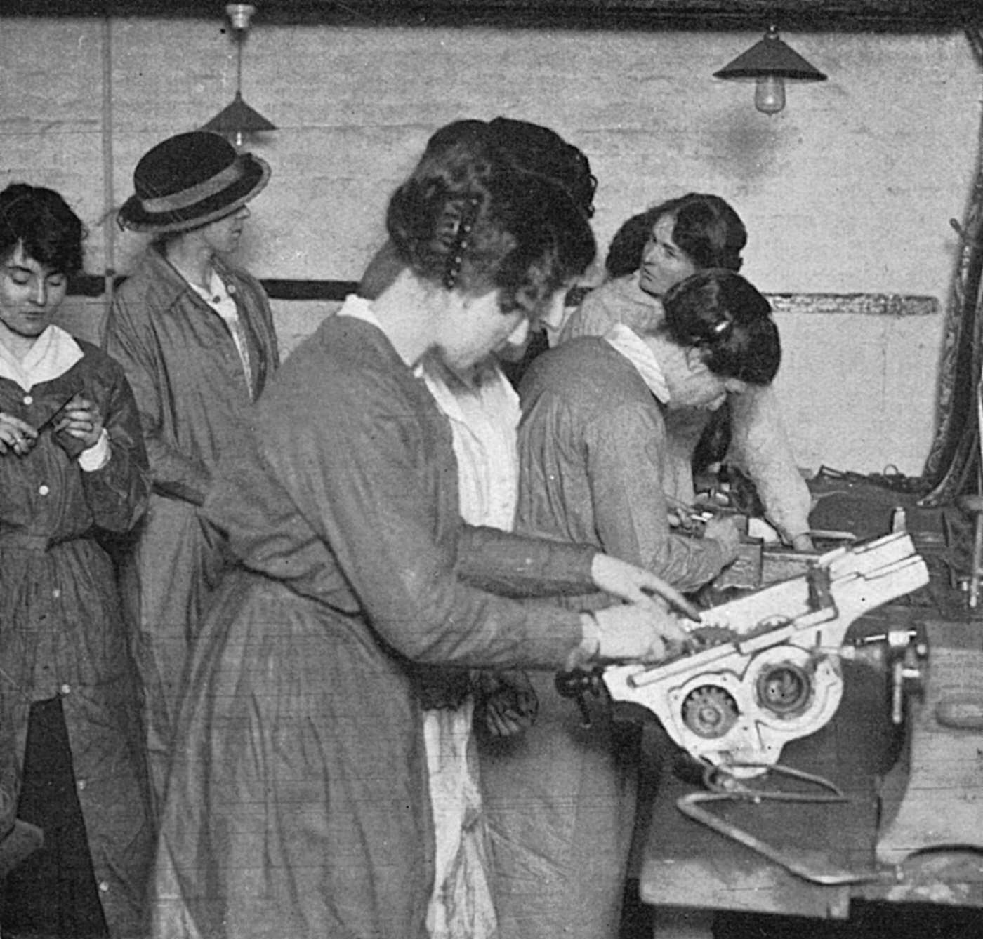 Women at a car mechanics class, WW1.