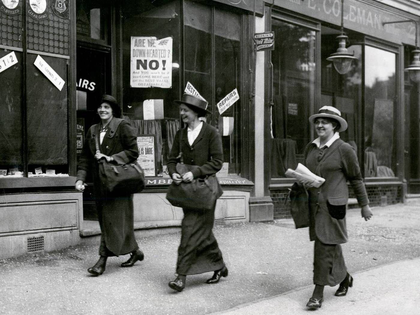 Female postal workers in London, c.1915.