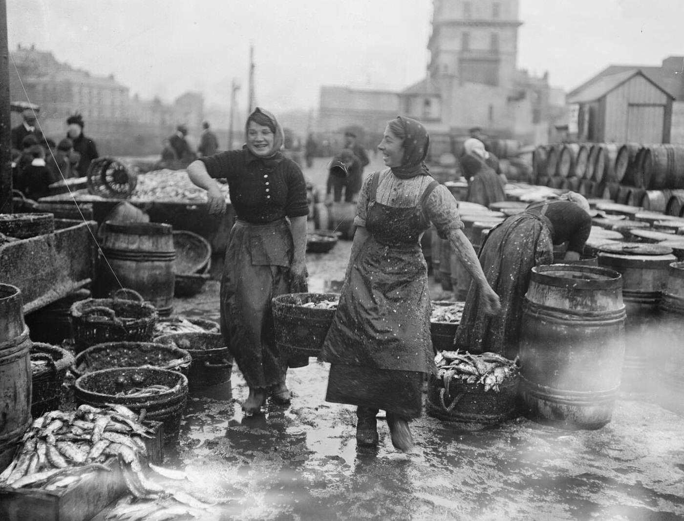Scotch lassies engaged in curing kippers at Douglas, on the Isle of Man, 1916.